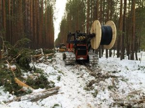 Монтаж кабеля в лесу